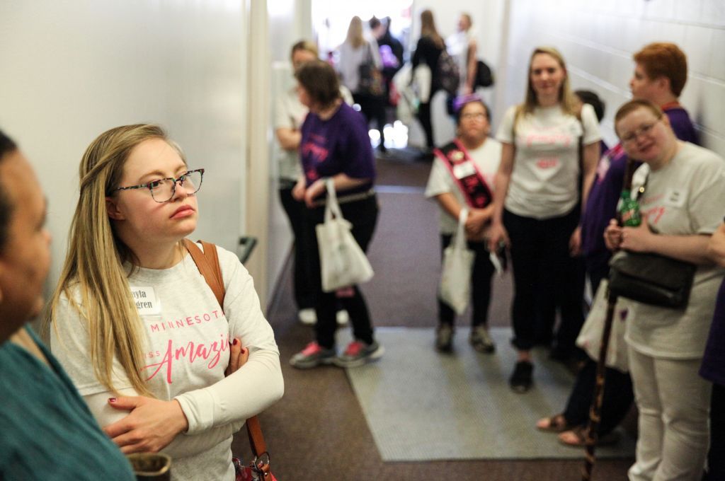 Дівчина з синдромом Дауна отримала дві премії на конкурсі краси