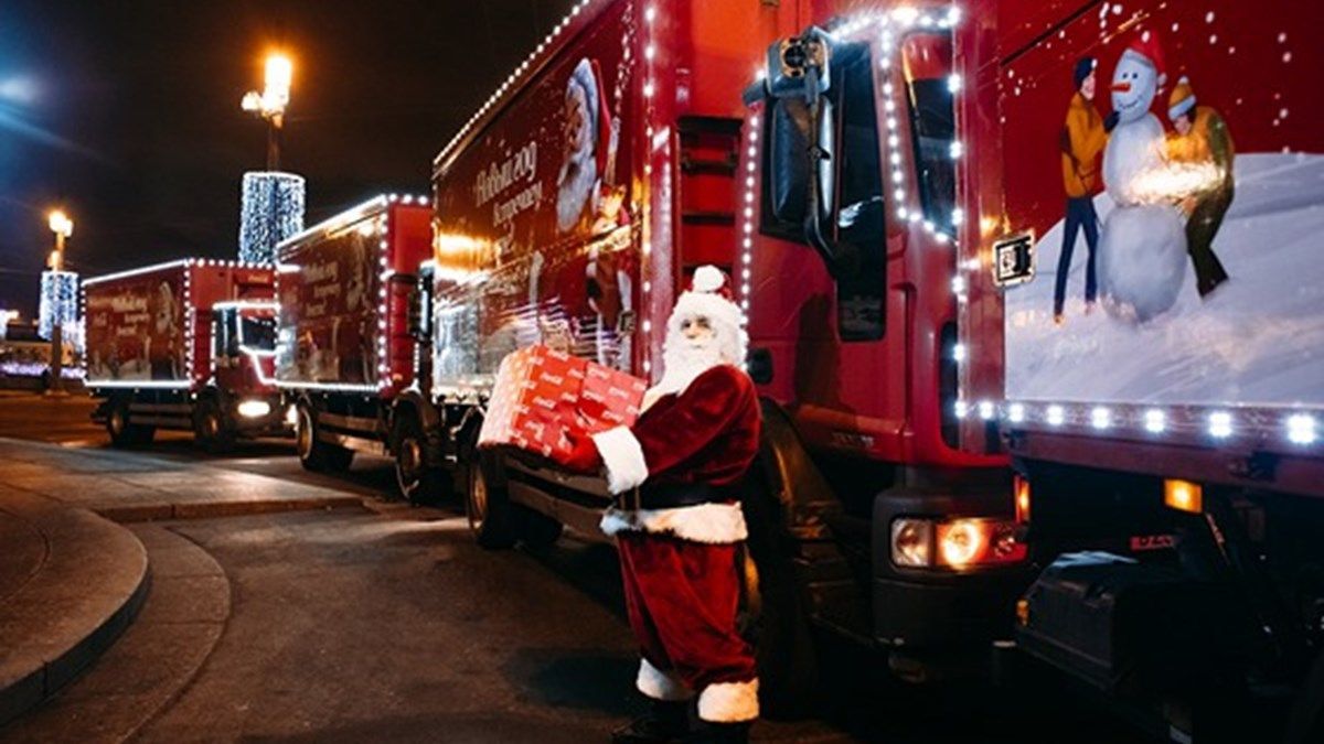 Вантажівка Coca-Cola застрягла в полі - фото 1