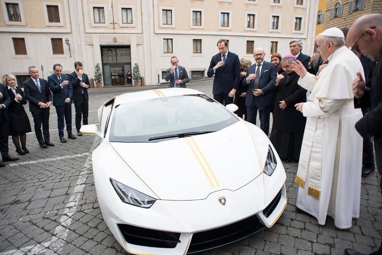 Lamborghini Папи Римського виставлять на аукціон