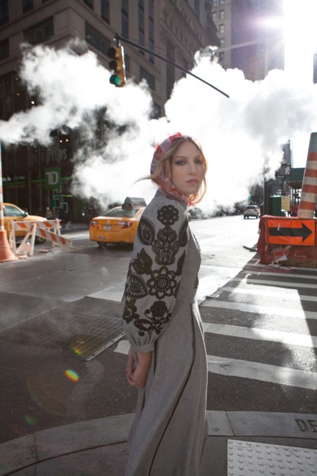 Онука легендарного рокера похизувалася шикарною вишиванкою - фото 211185