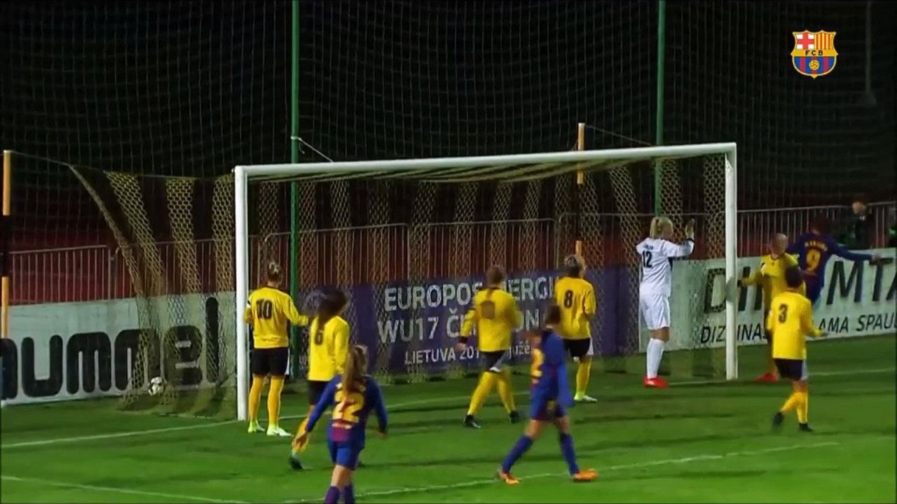 Як троє футболісток не зуміли забити гол у пусті порота: епічне відео