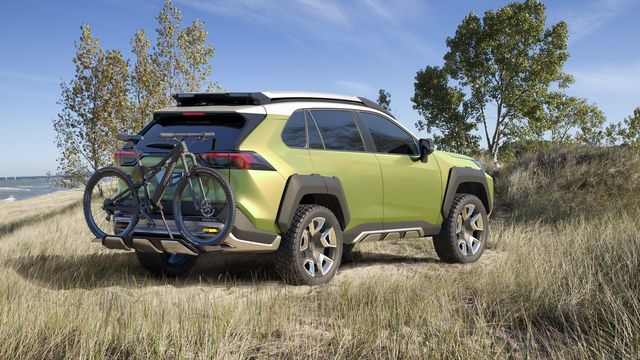 Toyota показала футуристичний концепт кросовера - фото 212429