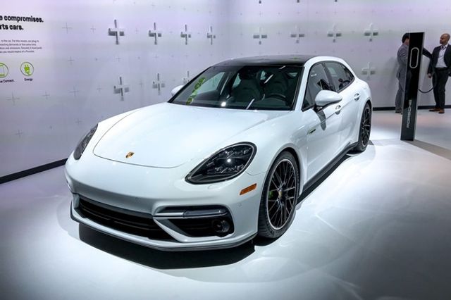 Porsche показала найпотужніший універсал - фото 212280