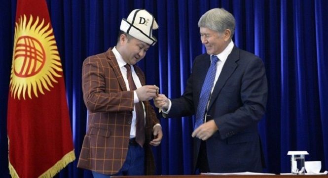 Він попросив: президент Киргизстану подарував годинник прямо в ефірі