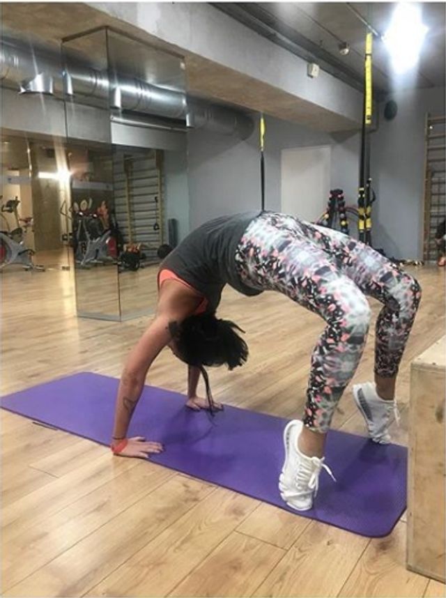 Екс-дружина Потапа похвалилася гнучким тілом - фото 208997