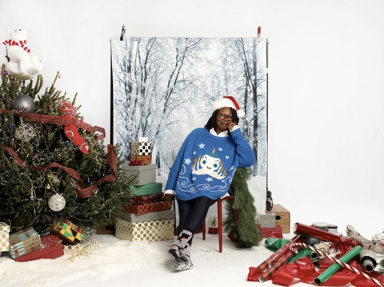 Вупі Голдберг випустила колекцію светрів до Різдва - фото 1