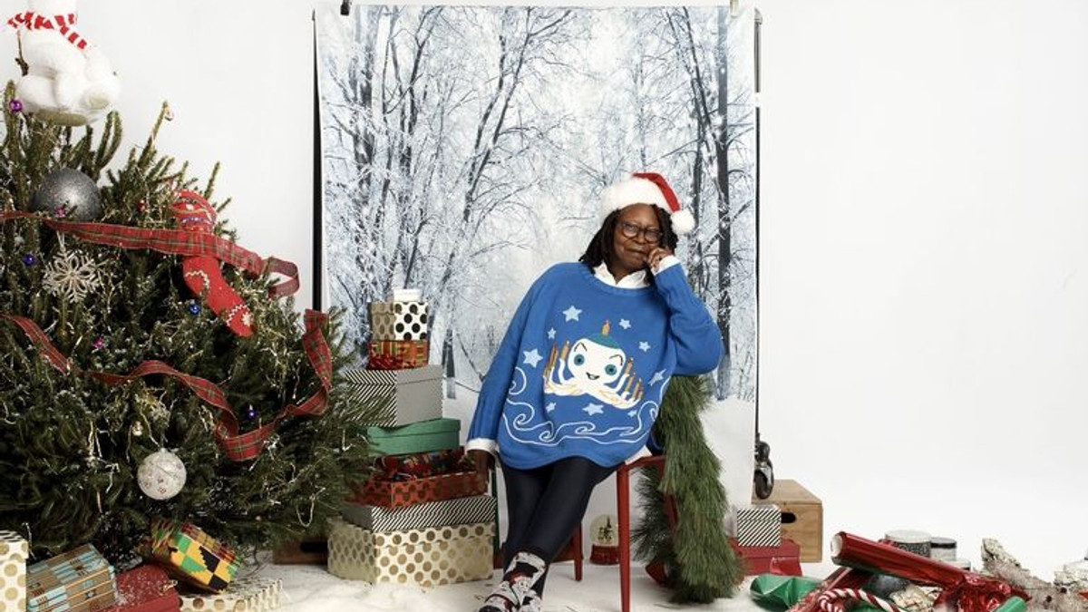 Вупі Голдберг випустила колекцію светрів до Різдва - фото 1