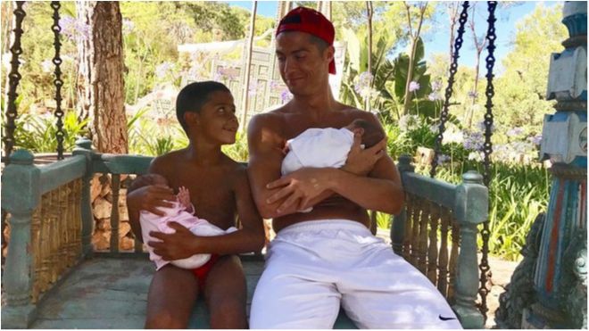 Мама Кріштіану Роналду опублікувала зворушливе фото з онуками