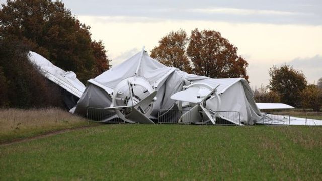 Найбільше у світі повітряне судно розвалилося навпіл у Британії - фото 209969