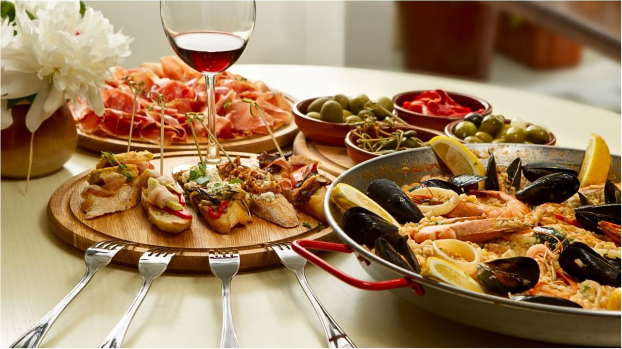 Ці новорічні салати приготувати дуже просто і швидко - фото 1