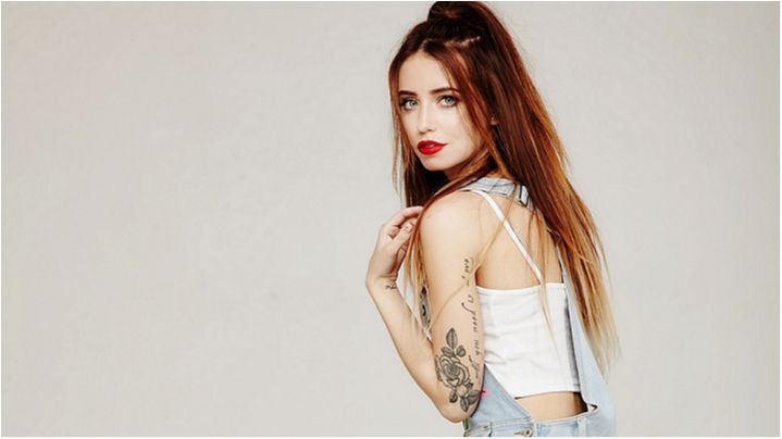 Надя Дорофєєва має багато татуювань - фото 1