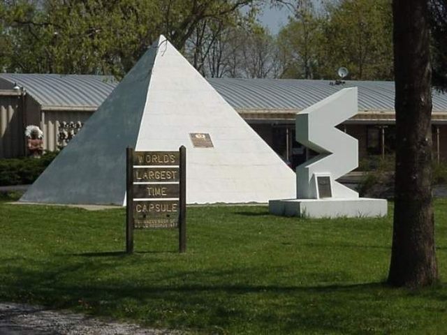 Дуже дивні речі, знайдені в капсулах часу - фото 210856