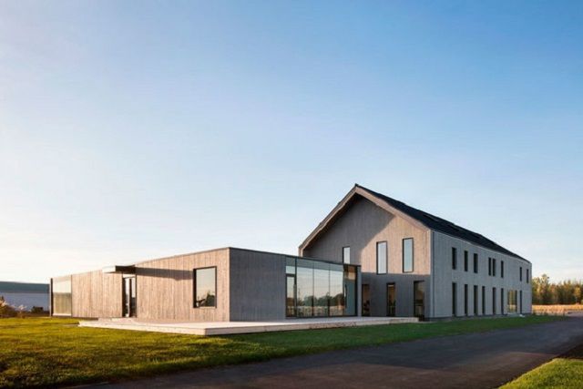 Як виглядає незвичайний мінімалістичний офіс посеред поля в Канаді