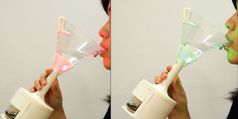 Створено диво-склянку, яка перетворює воду на вино