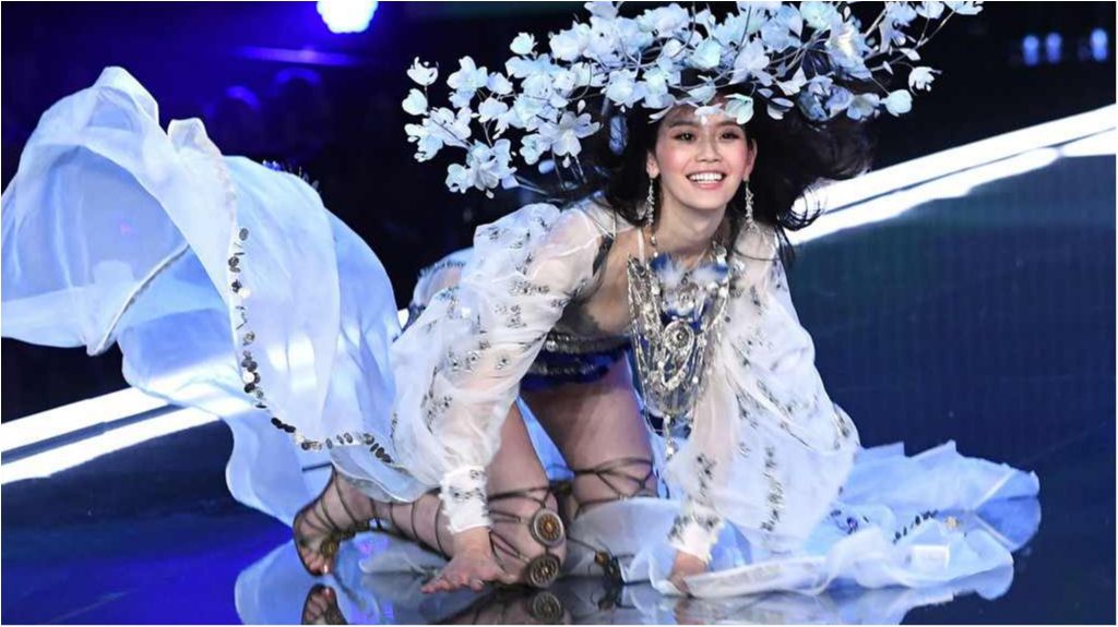 Модель Victoria's Secret впала під час дефіле на престижному показі: курйозне відео