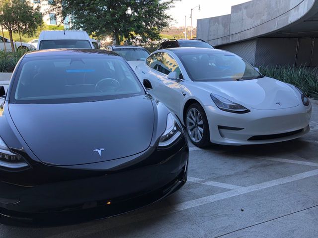 На стоянці в США виявили кілька десятків Tesla Model 3: фотофакт - фото 209552