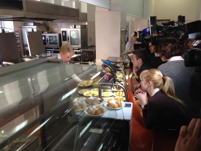 Бутерброди з сьомгою: що найчастіше їдять депутати на обід - фото 210936