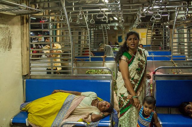 Чоловікам вхід заборонено! Як виглядає жіночий вагон в Індії - фото 206913