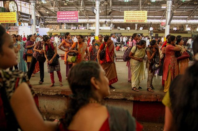 Чоловікам вхід заборонено! Як виглядає жіночий вагон в Індії - фото 206917