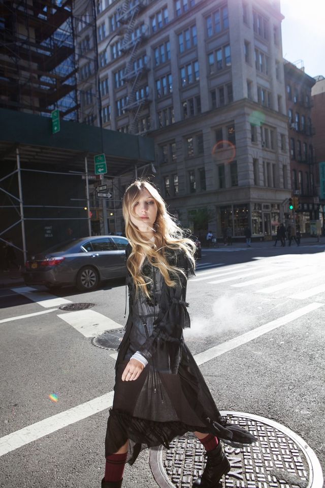 Онука легендарного рокера похизувалася шикарною вишиванкою - фото 211188