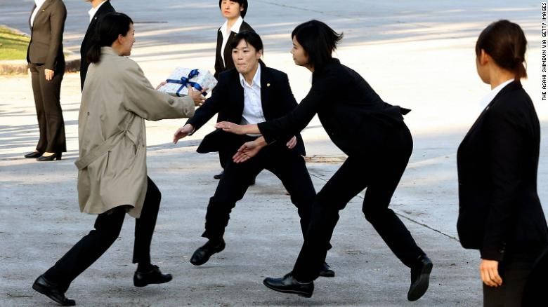 Як жінки-копи у Токіо захищатимуть Іванку і Меланію Трамп від фанів: відеофакт