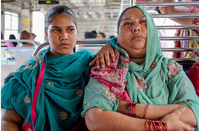 Чоловікам вхід заборонено! Як виглядає жіночий вагон в Індії - фото 206915