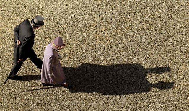 Єлизавета ІІ та принц Філіп святкують 70 років шлюбу - фото 210091