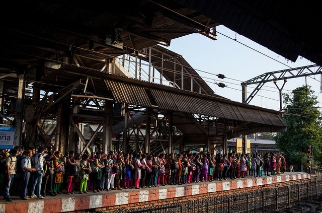 Чоловікам вхід заборонено! Як виглядає жіночий вагон в Індії - фото 206902