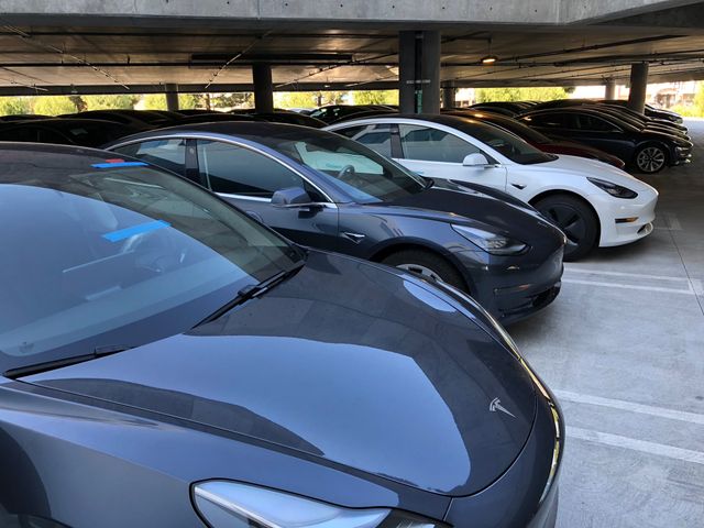На стоянці в США виявили кілька десятків Tesla Model 3: фотофакт - фото 209554