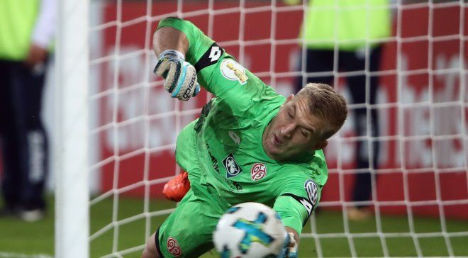 Німецький голкіпер розсмішив уболівальників грою з уявним м'ячем