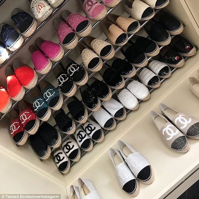 Модель показала гардероб ціною в бюджет міста - фото 209440