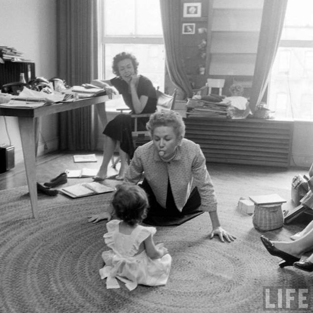 Будні модельного агентства кінця 40-х років минулого століття - фото 211866