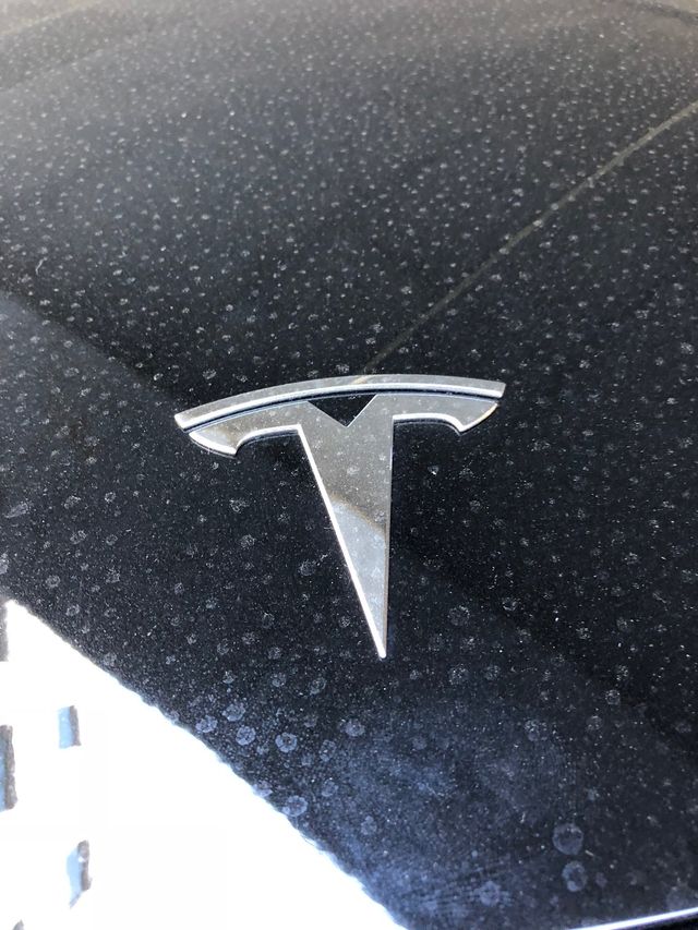 На стоянці в США виявили кілька десятків Tesla Model 3: фотофакт - фото 209551