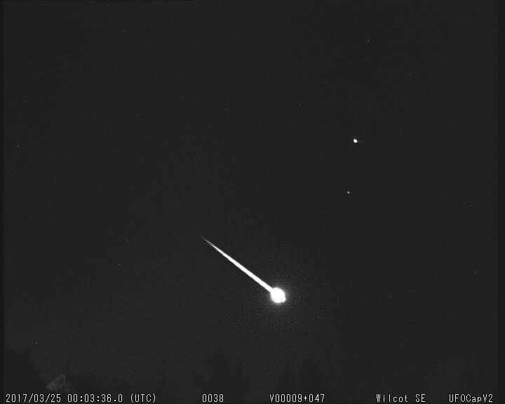 Над Англією пролетіли вогняні кулі: унікальне відео