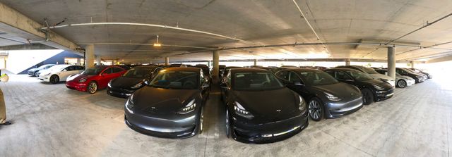На стоянці в США виявили кілька десятків Tesla Model 3: фотофакт - фото 209549