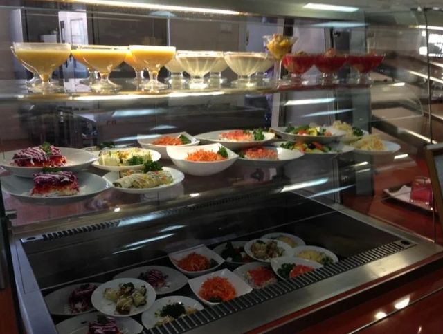 Бутерброди з сьомгою: що найчастіше їдять депутати на обід - фото 210937