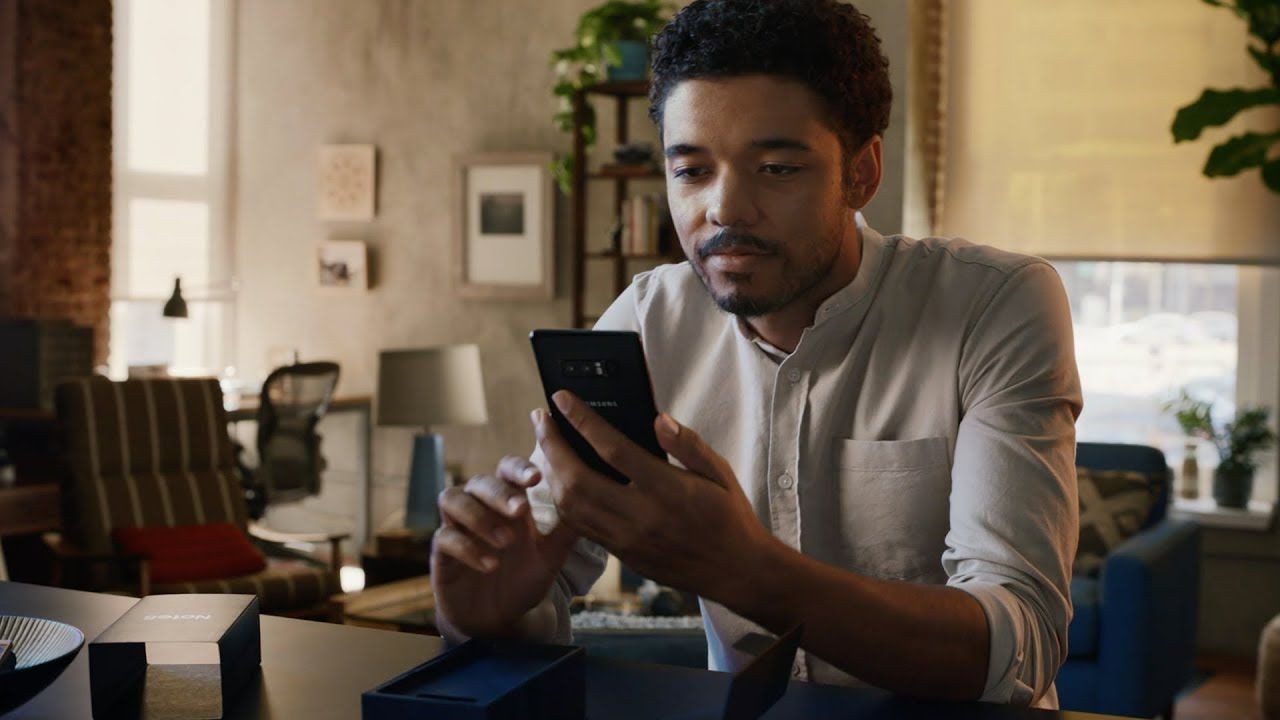 Samsung висміяв Apple в новій рекламі