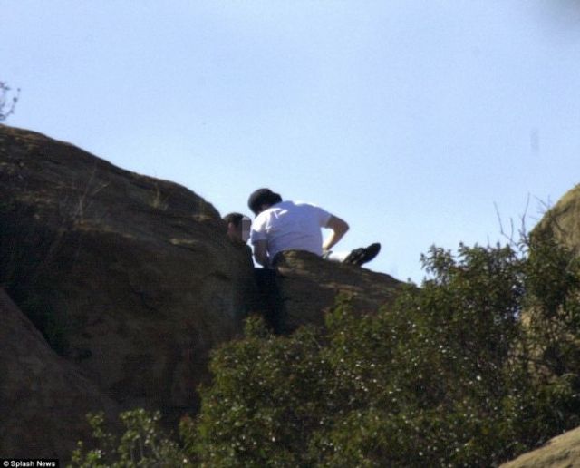 ЗМІ показали архівні фото, як Кевін Спейсі нібито займається оральним сексом у парку (18+) - фото 207870