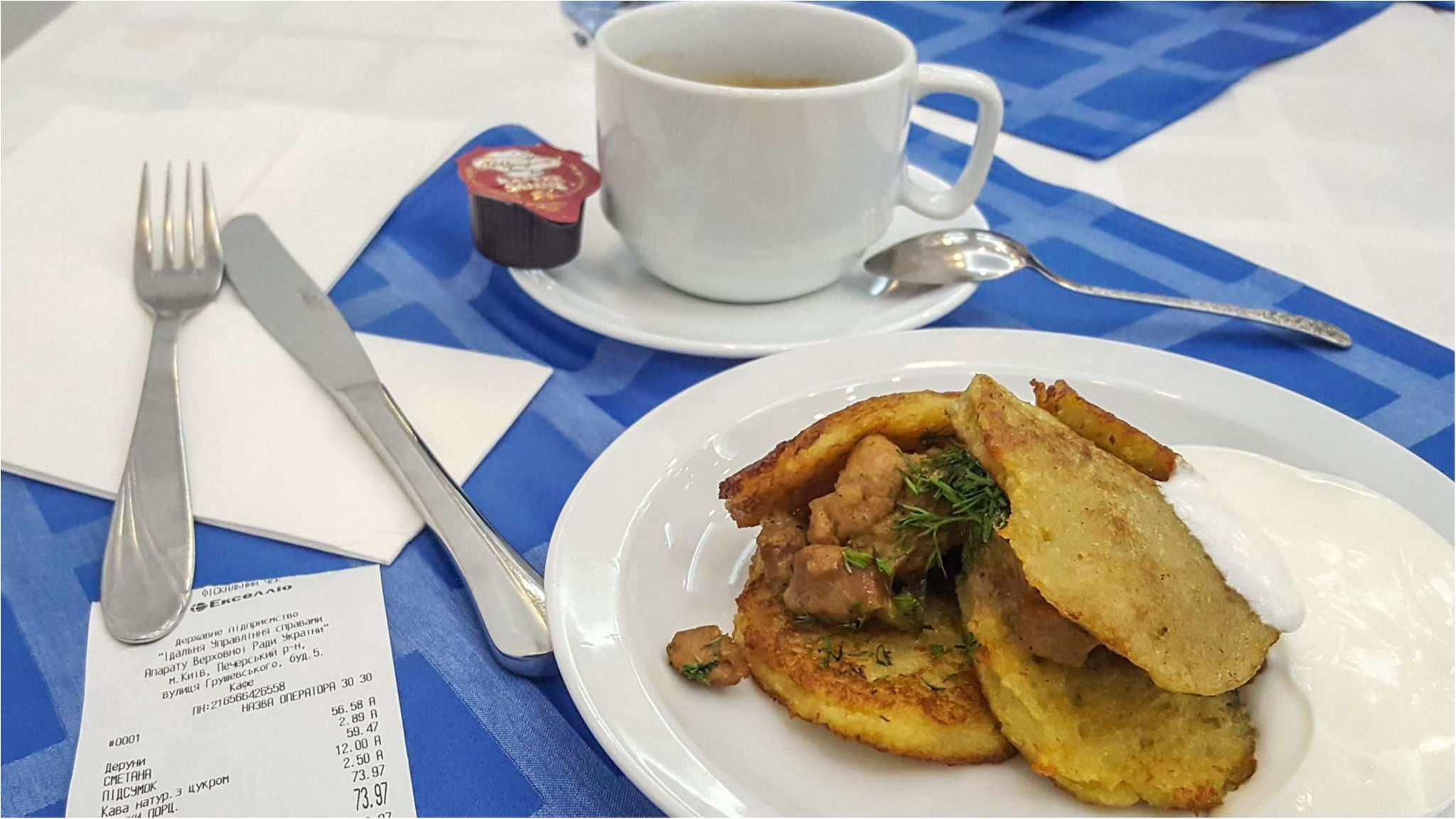 Бутерброди з сьомгою: що найчастіше їдять депутати на обід