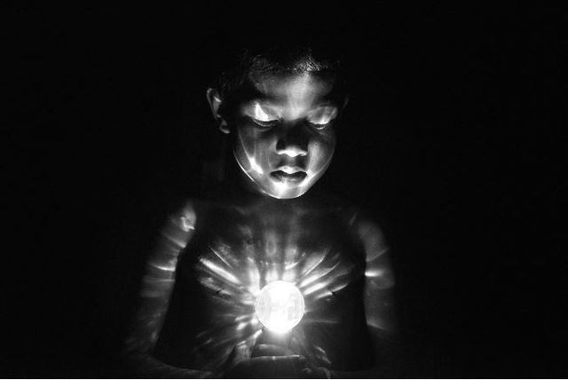 Як виглядає життя на острові людей-дальтоніків: вражаючі фото - фото 208727