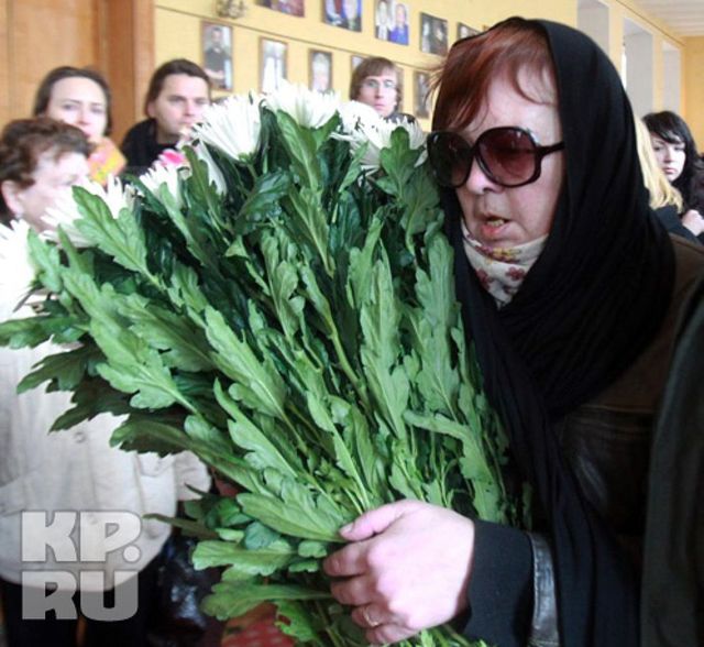 Наталія Корольова на похороні мами - фото 207680