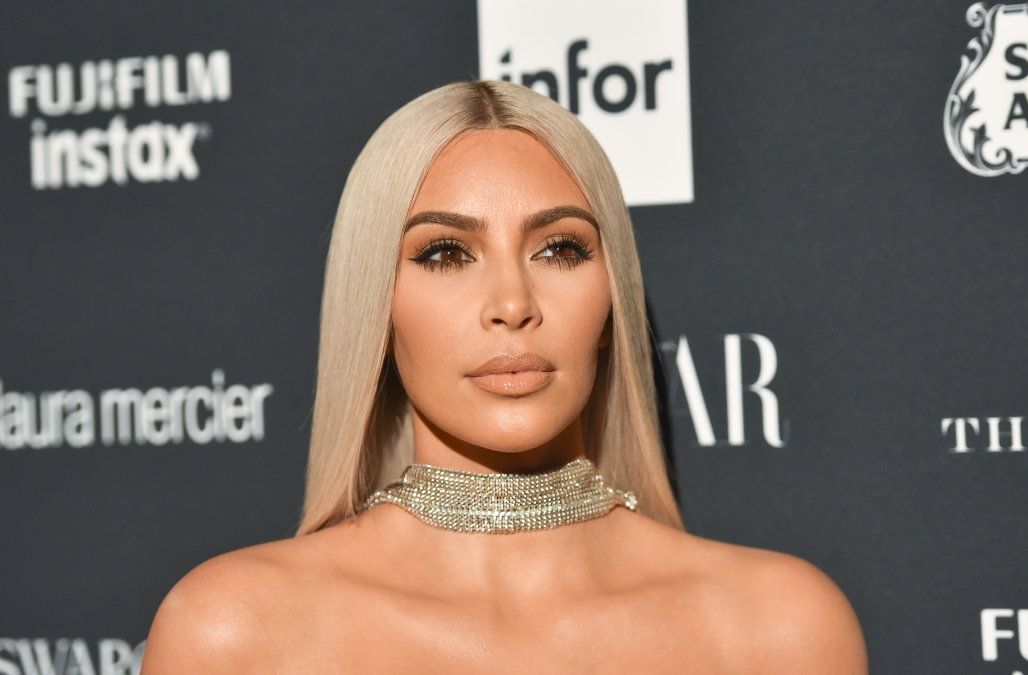 Кім рекламує власну косметику голим тілом - фото 1