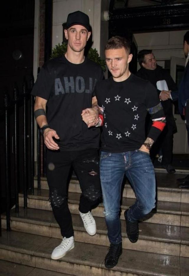 Футболістів збірної Англії запідозрили у нетрадиційних стосунках - фото 208754