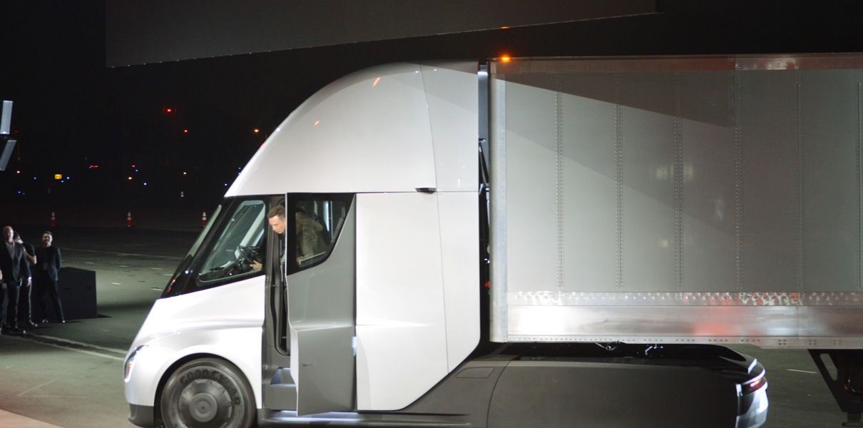 Колишній далекобійник розкритикував Tesla Semi