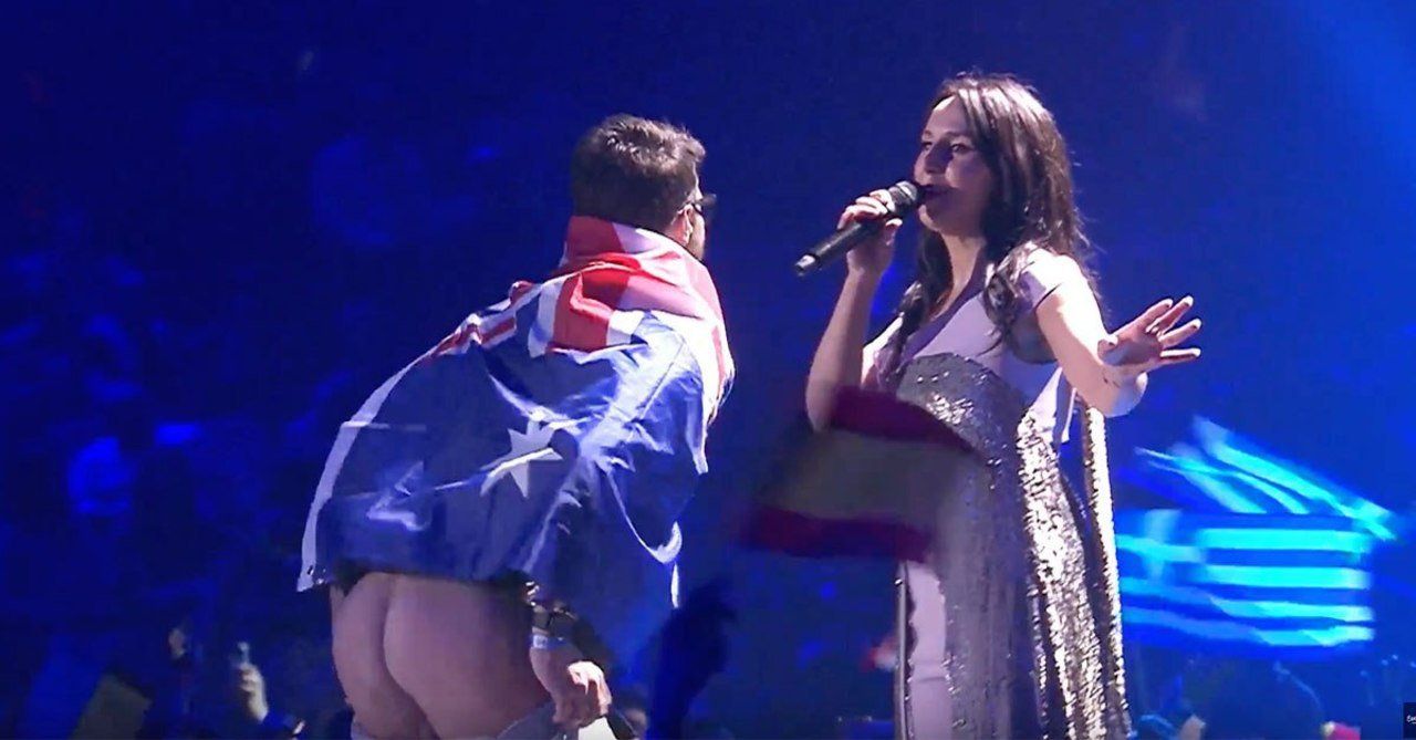 Пранкер, який показав сідниці на Євробаченні, зробив селфі з Джамалою: фотофакт