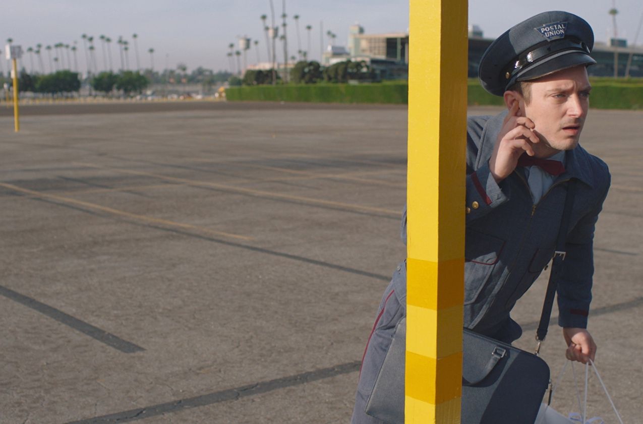 Елайджа Вуд став поштарем у новій рекламі Prada: відеофакт