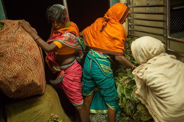 Чоловікам вхід заборонено! Як виглядає жіночий вагон в Індії - фото 206911