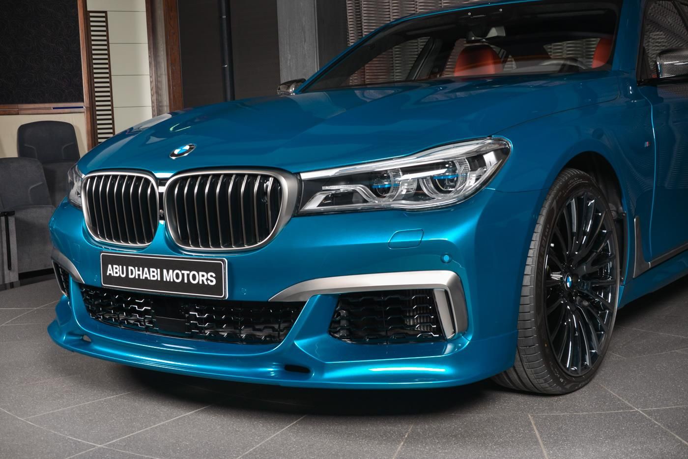 Лазурний BMW M760Li Individual Long Beach Blue представлений в Абу-Дабі