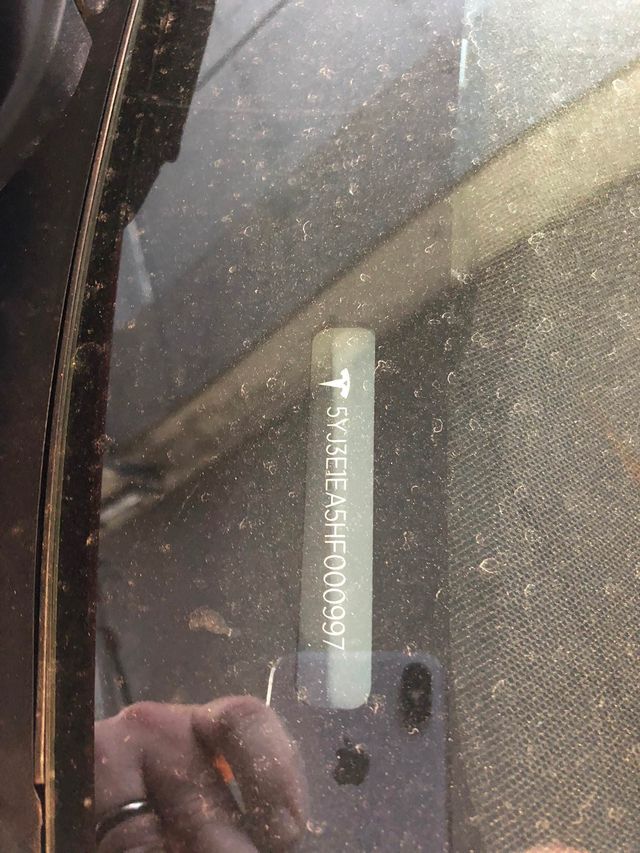 На стоянці в США виявили кілька десятків Tesla Model 3: фотофакт - фото 209548