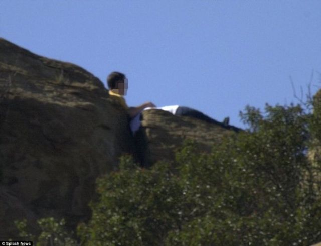 ЗМІ показали архівні фото, як Кевін Спейсі нібито займається оральним сексом у парку (18+) - фото 207869